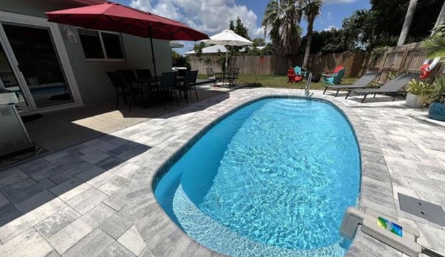 BEAUTIFUL AND SPACIOUS BACKYARD-HEATED POOL-HOT TUB/BBQ/CORNHOLE/NEAR BEACH/MALL