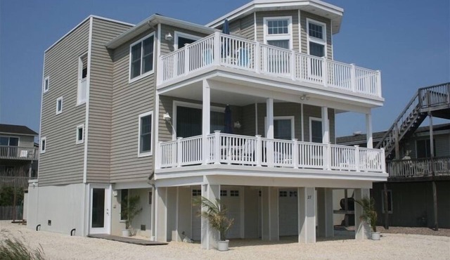Beautiful Bayside Home Close to Beach