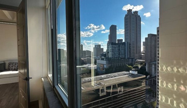Beautiful Cozy High Rise DwnTwn ATL in Atlanta