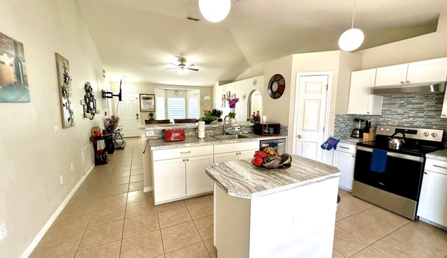 Beautiful, cozy, safe, clean house near to all you need for your stay