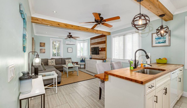 Beautiful downtown Melbourne Beach renovated apartment one block from the beach!