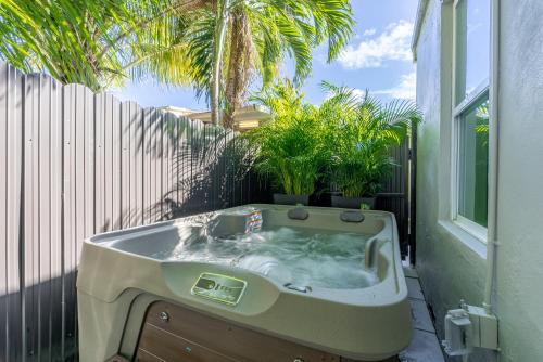 Beautiful, fully furnished 2bed 1bath house - 5 minute walk to Miracle Mile Downtown Coral Gables