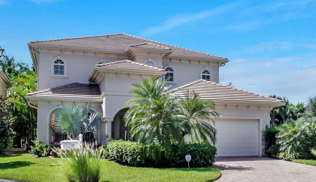 Beautiful newly furnished home in the heart of Naples - pool & 10 mins to beach!