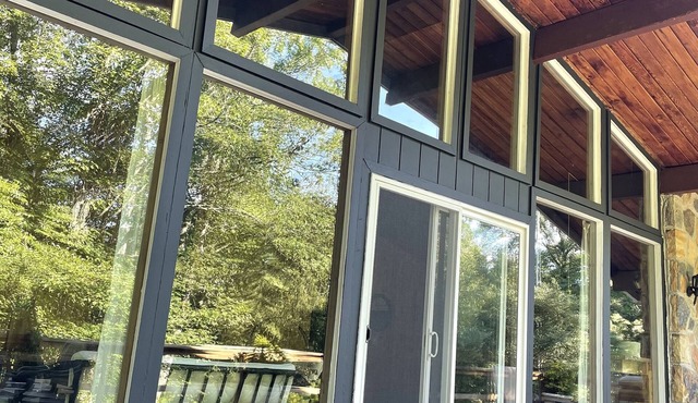 Beautiful Swiss Chalet w/giant deck space & pristine property - 1.5hrs from NYC
