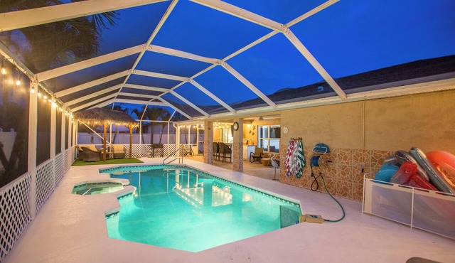 Beautiful Tiki Bar and Pool side Oasis Retreat