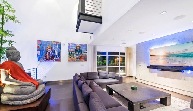 Beautiful Unique modern 7 bedroom with steam room and gym