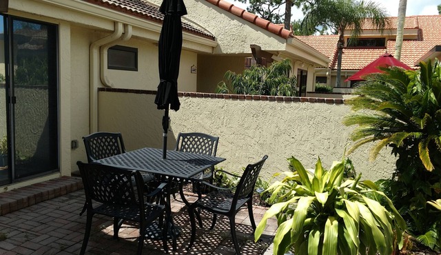 Beautiful updated 3bed/2bath Townhome in The Meadows!