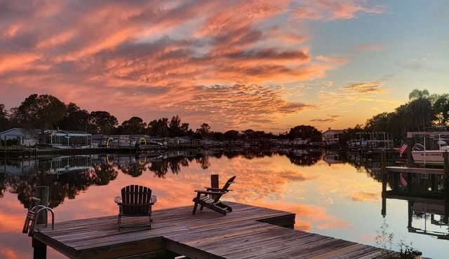 Beautiful waterfront pool home 5 minutes from downtown St Pete!