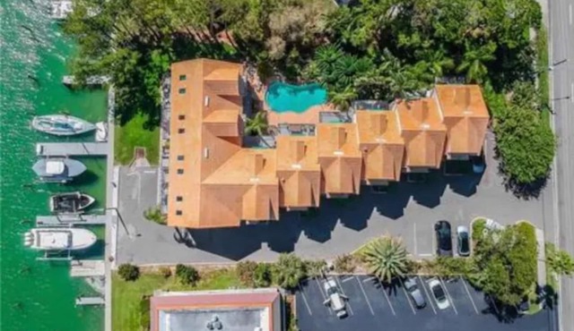 Beautiful waterfront view property. Only 5 minutes from the beaches!