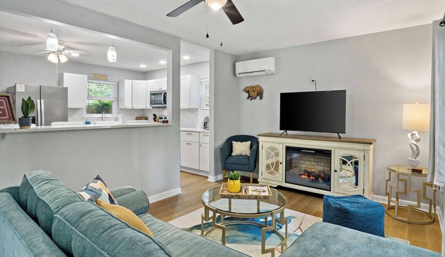 Beautifully Renovated Cottage/Pet-Friendly/Walk to Downtown Black Mountain