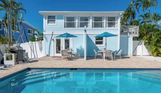 Best Location on FMB! AWESOME SALTWATER POOL! WALK EVERYWHERE! 1st floor unit