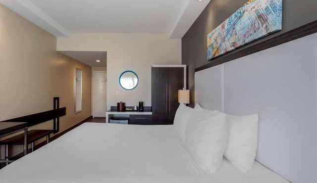Best Western Plus Brooklyn Bay Hotel