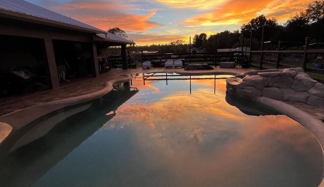 Big Country, close to theme parks, Amazing sunsets and pool.