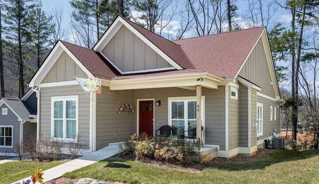Birds Nest | 3BR/2BA dog-friendly mountain home in Fairview, NC