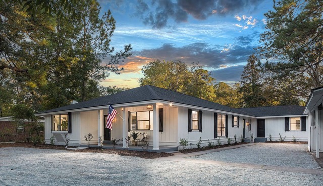 Bluffton Bubbly Bungalow- walking distance to boutiques, sunsets & local dining!