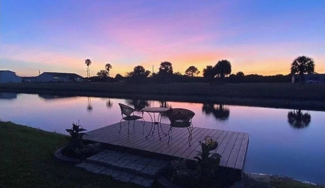 Breathtaking sunsets on beautiful canal with private dock