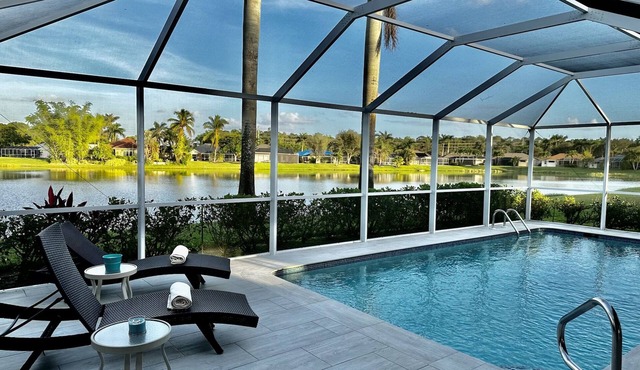 Briarwood Vacation Home: Electric Heated Pool with Lake View - Naples, Fl