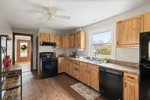 Bright and Simple Spacious Stay-Entire Home