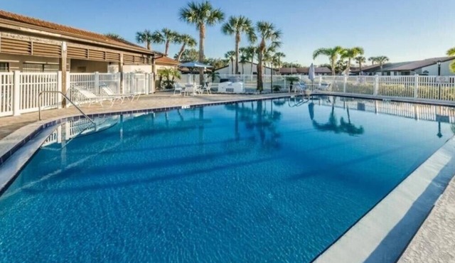 Bright-Lovely 2 Bed 1 Bath,15 Minutes From Beach