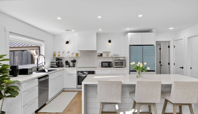 Bright Remodeled 3BR, 2BA Home 30 Day Minimum Stay