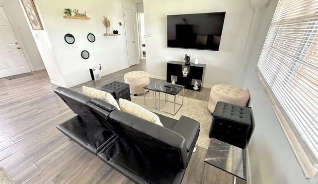 Bright Stylish Retreat Close to Disney Parks & Univesal