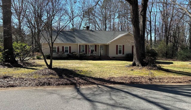Bring the whole family to this large Simpsonville home that sleeps 10 people.