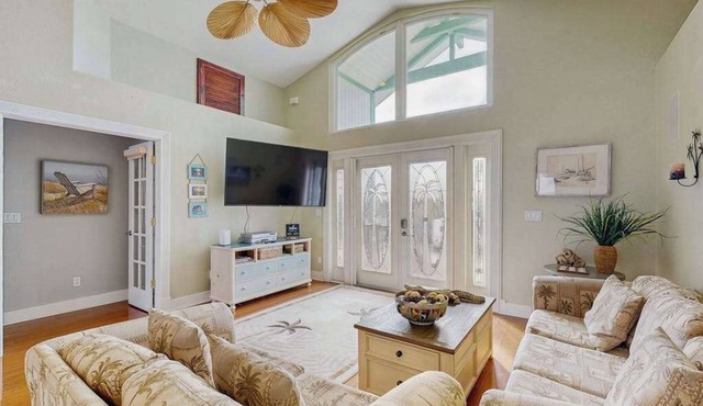 Canal front home with in ground pool, wifi, private dock & water access