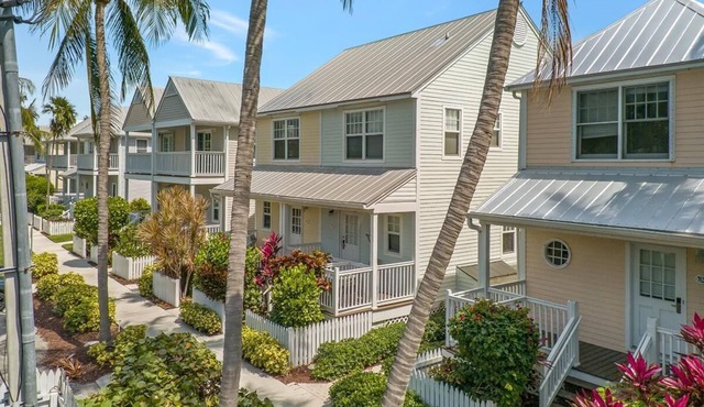 Canalside 2BR/1.5BA Bungalow Villa 7024 with Jetted Spa Pool: Village at Hawks Cay Villas