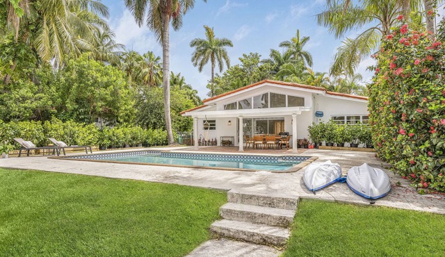 Casa Belle Meade. Waterfront Holiday Home.
