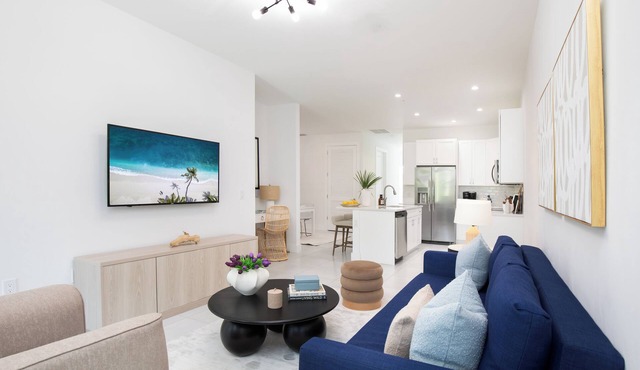 'Casa Dali' 10min to 5th Ave/Beach , POOL, 3Bed/2B.Walk to Naples US Pickleball