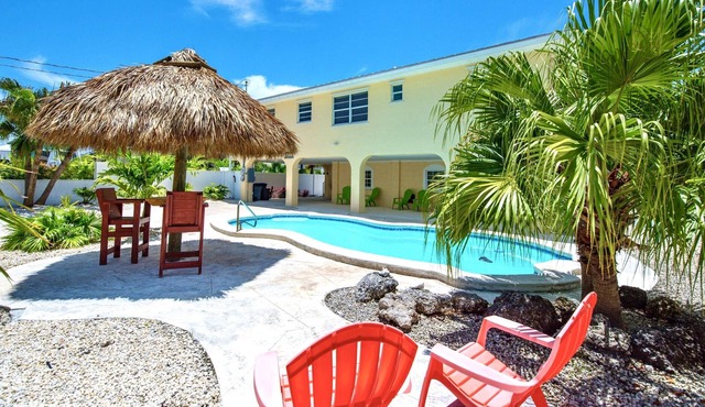 Casa Jamaica 3 bedroom Home close to Key West, with a pool on a boating canal