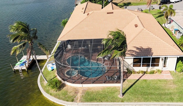 CasaSuLago Sunset Lakefront, Saltwater Pool & Spa, Fishing, Kayaks & Game Room!