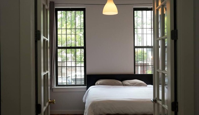 Central 5BR Duplex w/ Patio for 14 guests