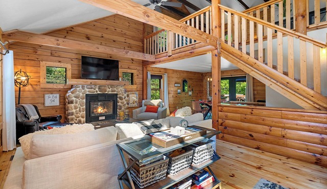 Chalet Vie at Lake Lure | Hot Tub | Fire Pit | Dog Friendly | Sleeps 7