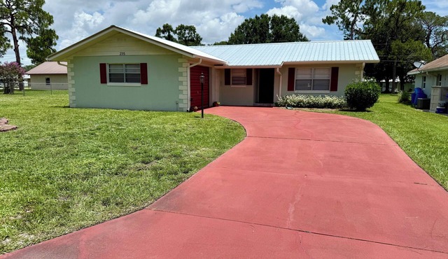 Charming 2-bedroom home in beautiful Sebring with tranquil reading & work space.