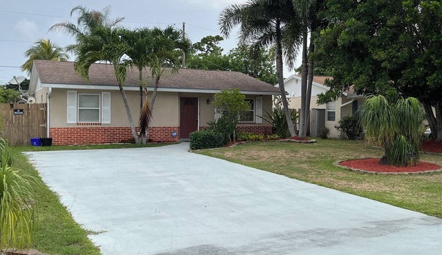 CHARMING 3/2 house close to everything