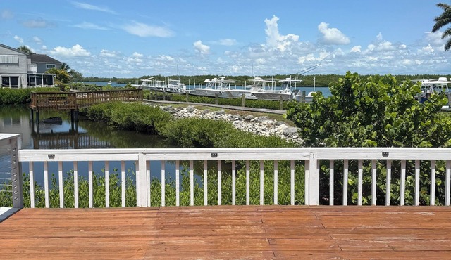 Charming 3-bedroom townhome with a river view and a 40 boat slip in Fort Pierce