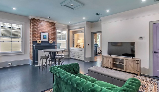 Charming 4BR Townhouse w/Porches In Historic District Walk to Forsyth Park