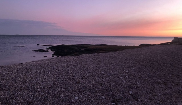Charming beachhouse - 2 min walk to the beach in East Haven