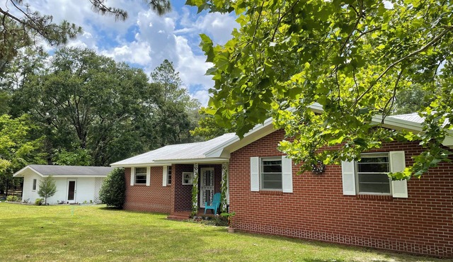 Charming Bed & Breakfast 3 bedrooms fully furnished WiFi in Terrific Tallahassee