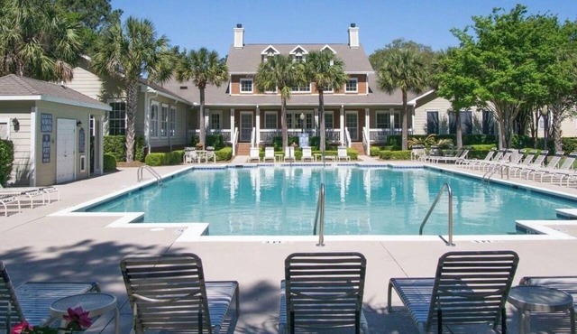 Charming Coastal Condo Minutes from the Beach and Charleston in Mount Pleasant