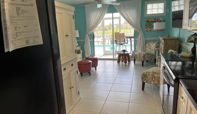 Charming condo in Saint James City. Stay a month or more and enjoy island life!