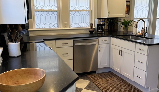 Charming cottage minutes from downtown Black Mountain!