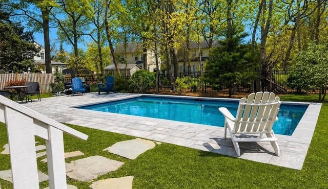 Charming Cottage with Pool. Close to shops, restaurants and farms