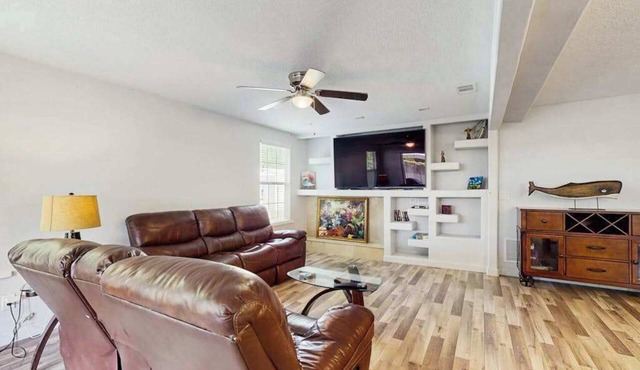 Charming home w large yard, near Beaches, Sarasota, Bradenton, & the airport