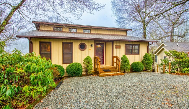 Charming home with fireplace, nearby skiing, pool, game room, & washer/dryer