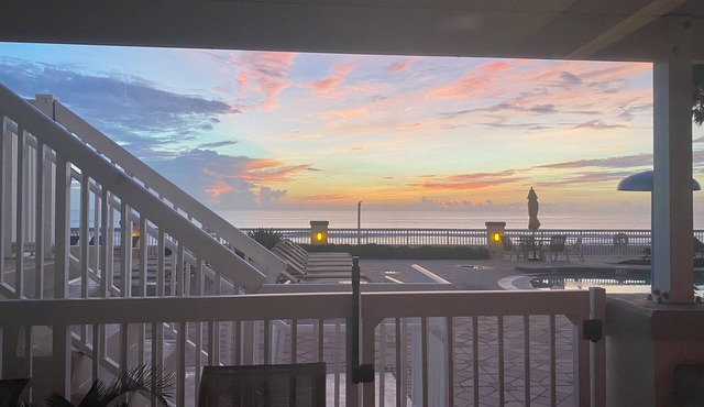 Charming Mermaid Lair Oceanfront 1-bedroom condo in beautiful Daytona Beach
