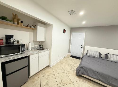 Charming room with Private Entrance in Desirable Area of Port Saint Lucie