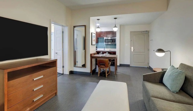 Charming Suite for Couples Near Charleston Harbor – Modern & Elegant Space