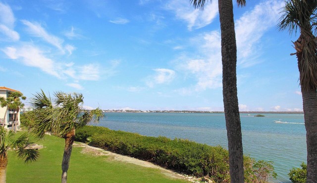 Charming waterfront island condo - minutes to Englewood Beach - Mystic Sea